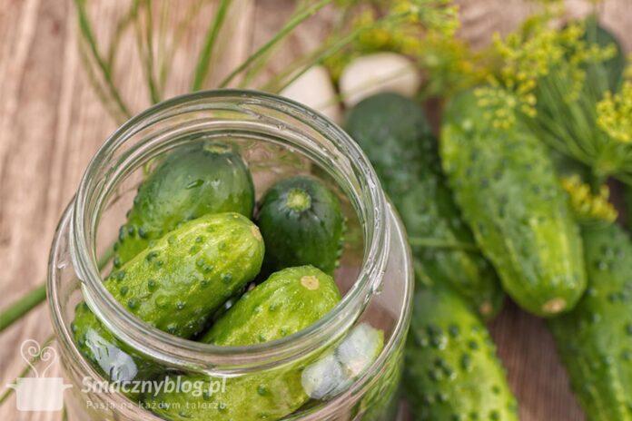 Ogórki w słoikach na słodko z rodzynkami