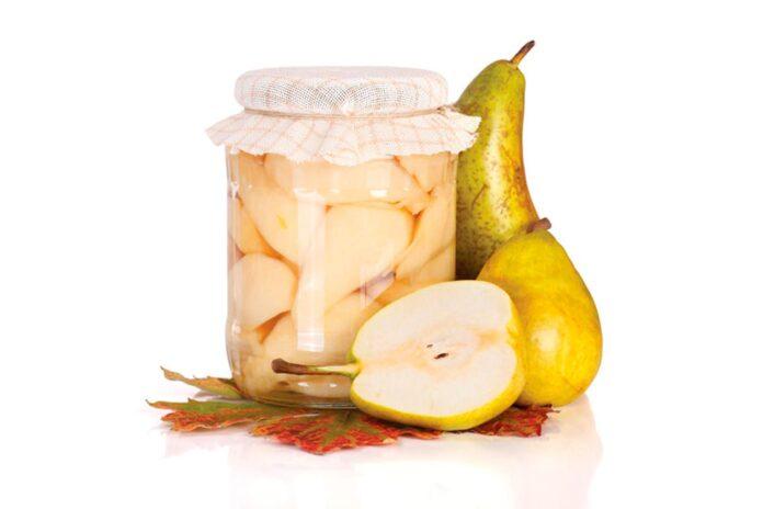 Marynowane gruszki w occie z goździkami i cynamonem w słoiku