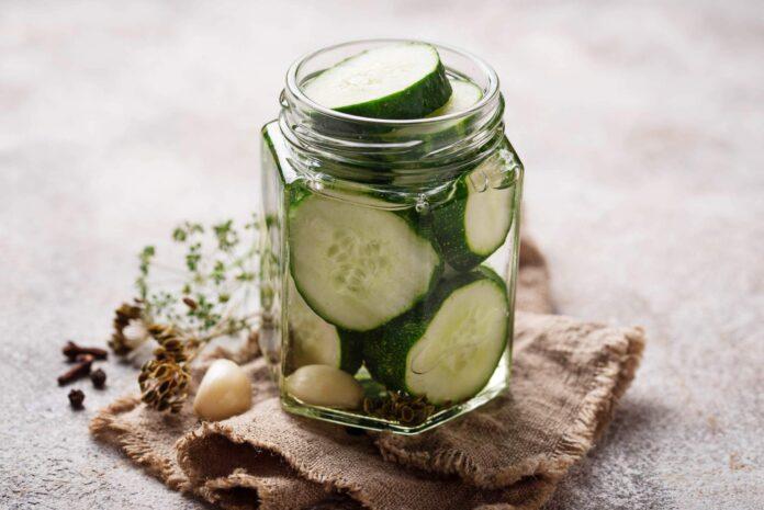 Marynowane ogórki w stylu mizerii