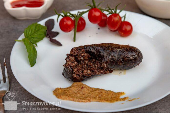 Kaszankę kładziemy bezpośrednio na ruszt rozgrzanego grilla. Kaszankę trzymamy na grillu około 30 do 40 minut, co jakiś czas ją obracając. Kaszankę podajemy do smaku z musztardą.