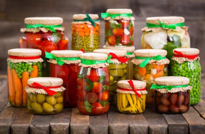 Marynowane śliwki w słoikach w occie