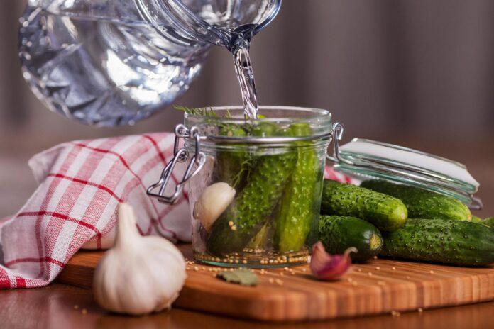 Jak zrobić ogórki małosolne w słoiku