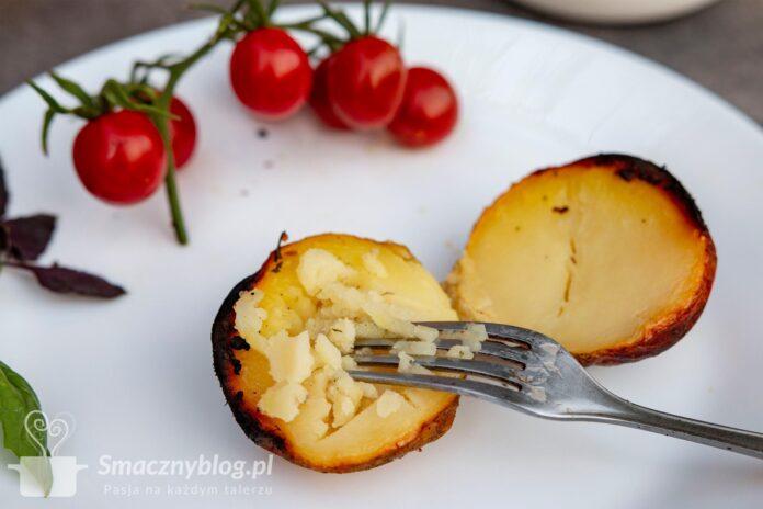Pieczone ziemniaki z grilla z masłem i przyprawami