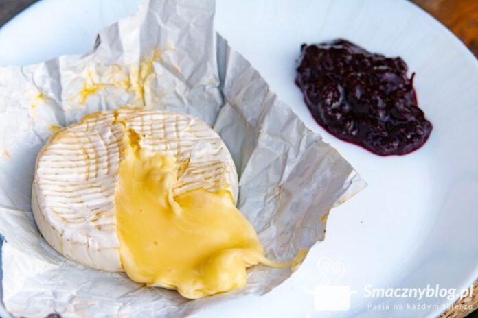 Ser Camembert z grilla z dżemem porzeczkowym