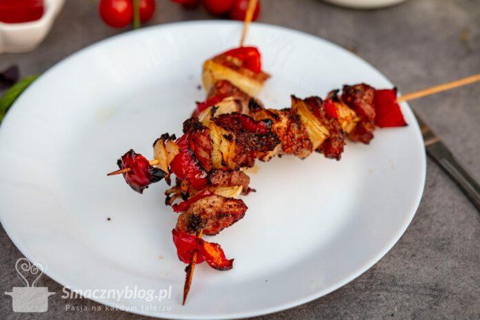 Szaszłyk z grilla z karkówką, papryką i cebulą