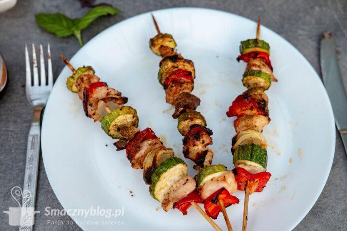 Szaszłyki na grilla z warzywami i kurczakiem