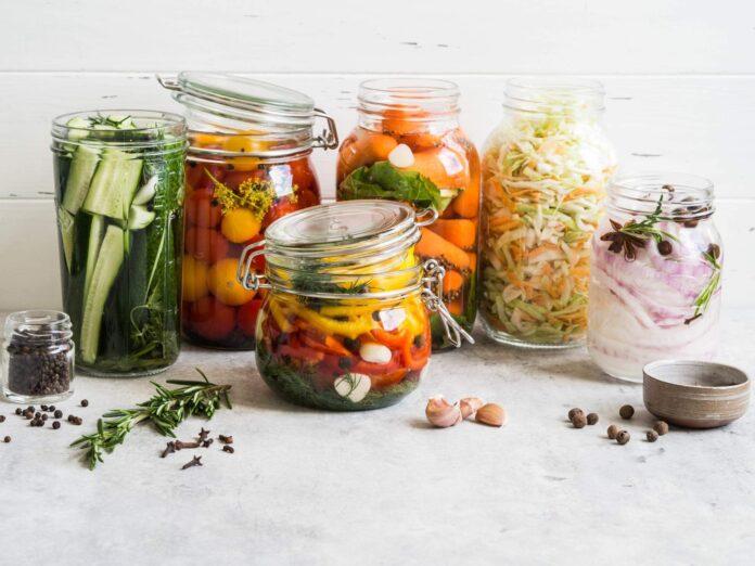 Marynowana sałatka z ogórków w słoiku