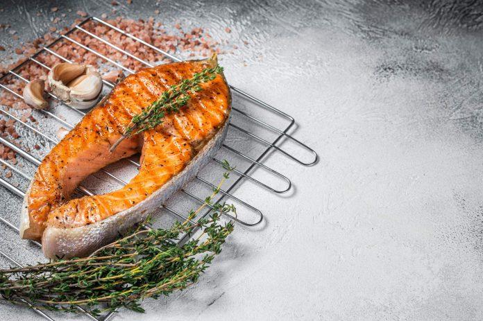Łosoś przygotowany na grillu