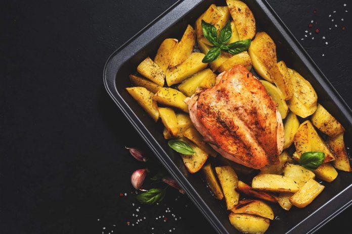 Pieczona pierś z kurczaka i ziemniakami