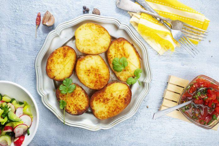 Pieczone połówki ziemniaków