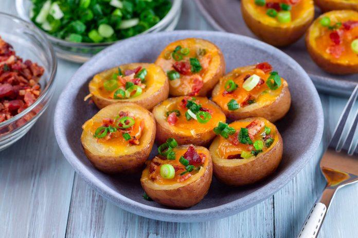 Pieczone ziemniaki z serem cheddar