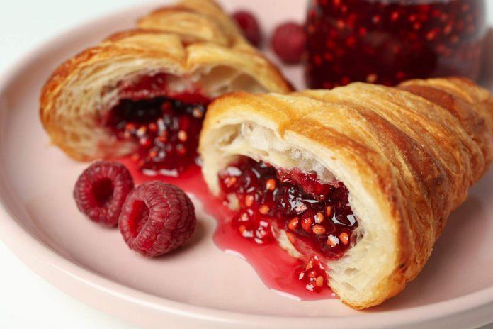 croissant z dżemem malinowym
