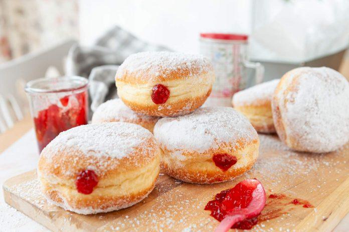 Klasyczne pączki z dżemem obsypane cukrem pudrem
