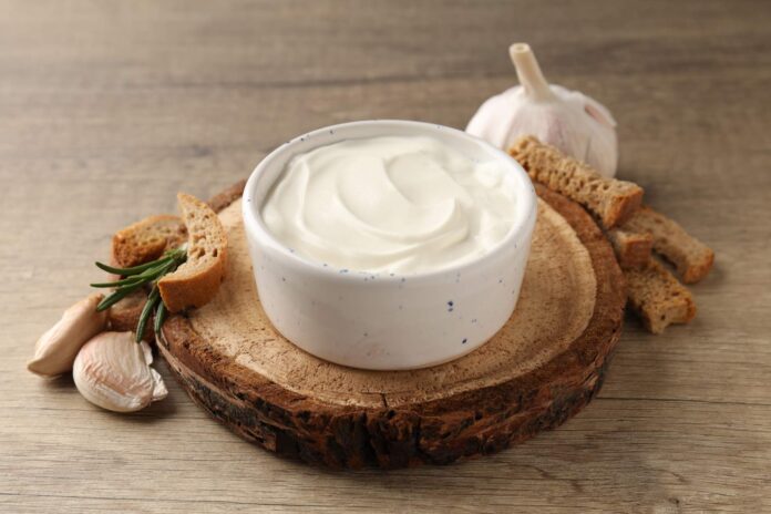 Sos Aioli, znany również jako Allioli, jest klasycznym dodatkiem kulinarnym o głębokich korzeniach w kuchni śródziemnomorskiej. Jego nazwa pochodzi z połączenia słów „ail” (czosnek) i „oli” (oliwa) z języka oksytańskiego, co doskonale odzwierciedla jego prostotę i bogactwo smaku.