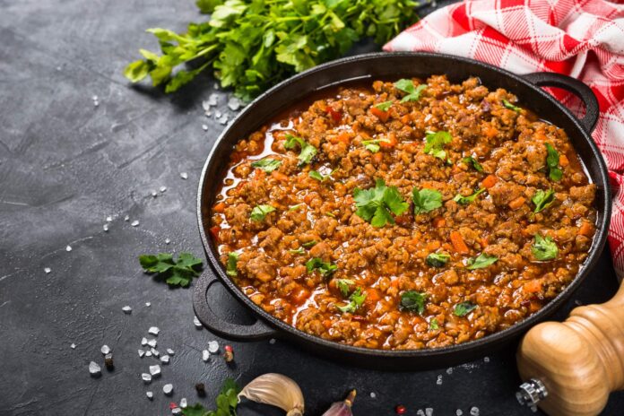 Włoski sos bolognese, znany również jako ragù alla bolognese, jest jednym z najbardziej klasycznych i rozpoznawalnych dań kuchni włoskiej.