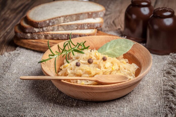 Odkryj przepis na tradycyjną kapustę z grochem, idealną na polską Wigilię. Poznaj kroki przygotowania tego klasycznego dania. Przytulne, wegetariańskie, sycące - idealne na świąteczny stół. Polska kuchnia w najlepszym wydaniu