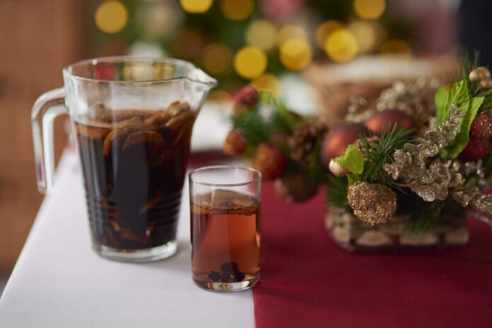 Kompot z suszonych owoców jest tradycyjnym napojem, który od wieków towarzyszy polskim stołom podczas wigilijnego wieczoru.