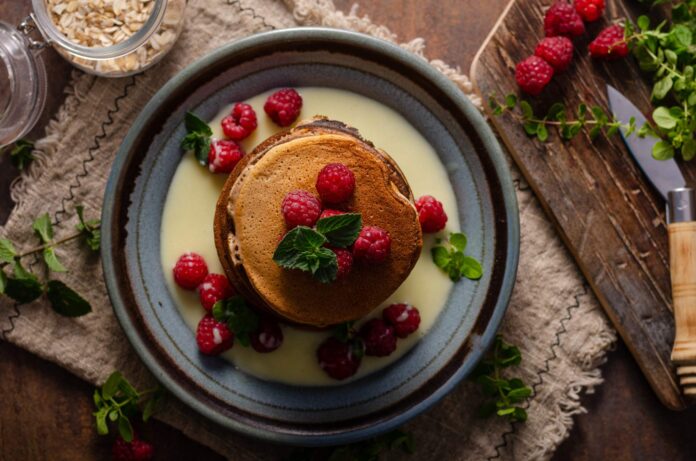 Sos waniliowy to klasyczny dodatek do deserów, który wyróżnia się niepowtarzalnym smakiem i aromatem. Jego historia sięga setek lat wstecz, a jego popularność rozprzestrzeniła się na całym świecie.