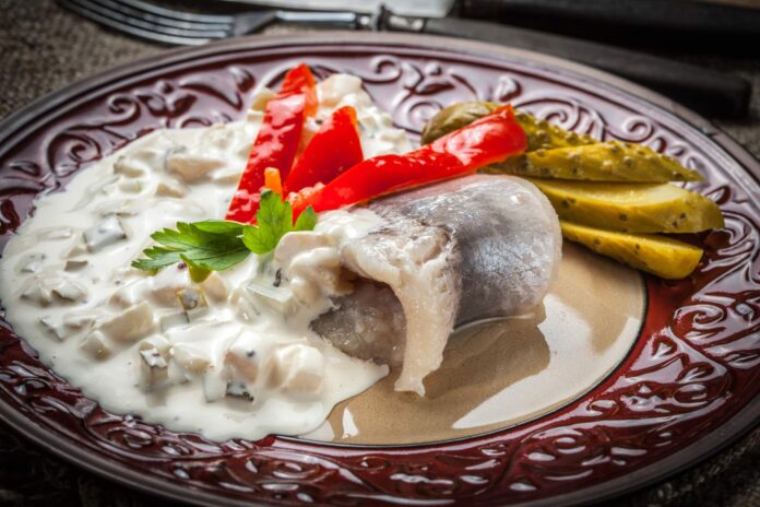 Odkryj przepis na śledzia w śmietanie, idealny na Wigilię i inne świąteczne okazje. Poznaj tajniki przygotowania tej tradycyjnej polskiej potrawy. Śledź, śmietana, jabłko, i cebula tworzą wyjątkową kombinację smaków. Idealny przepis dla miłośników polskiej kuchni i tradycyjnych przystawek