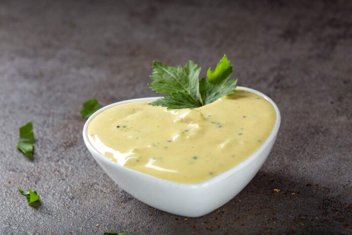 Sos majonezowy - jak zrobić? Z czego się składa?