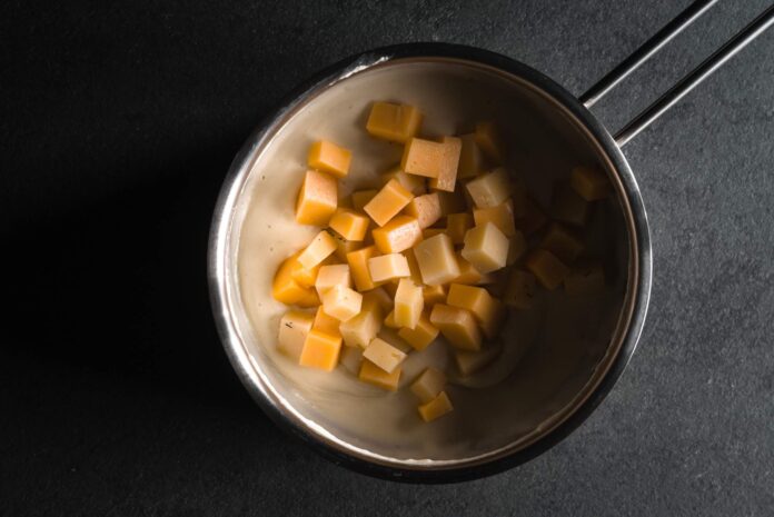 Sos Mornay to klasyczny francuski sos, który jest odmianą popularnego sosu bechamel.