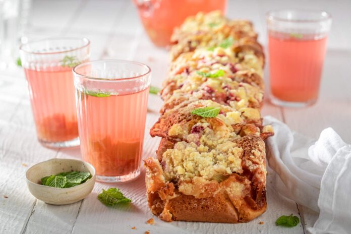 Odkryj przepis na pyszne ciasto z rabarbarem, idealne na wiosenny deser. Dowiedz się, jak łatwo przygotować to klasyczne ciasto rabarbarowe krok po kroku.