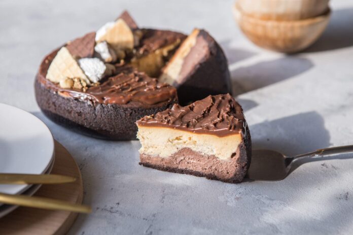 Przepis na Sernik Izaura, tradycyjne polskie ciasto z delikatnym twarogiem i intensywną warstwą czekoladową. Dowiedz się, jak przygotować ten wyjątkowy deser krok po kroku. Idealny na każdą okazję!