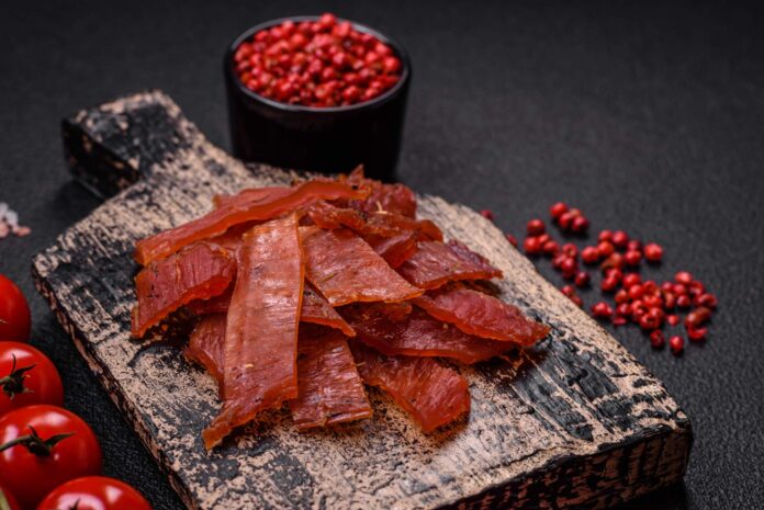 Odkryj przepis na domowe pork jerky – idealną przekąskę na wycieczki. Dowiedz się, jak przygotować suszoną wieprzowinę krok po kroku, używając naturalnych składników i przypraw.